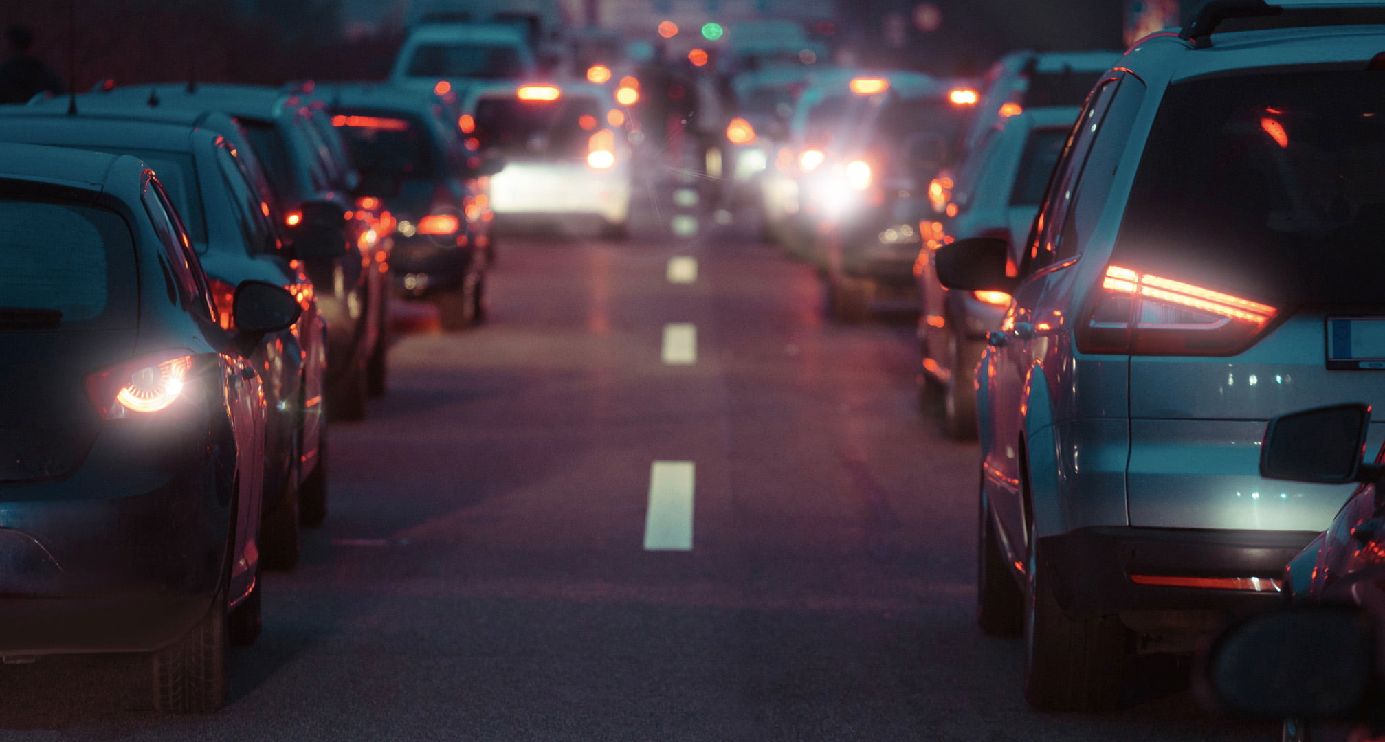 Halos lumineux autour des feux arrière d'une voiture la nuit, causés par l'astigmatisme (à gauche). Feux arrière de voiture clairs de nuit vus par un œil normal (droite)