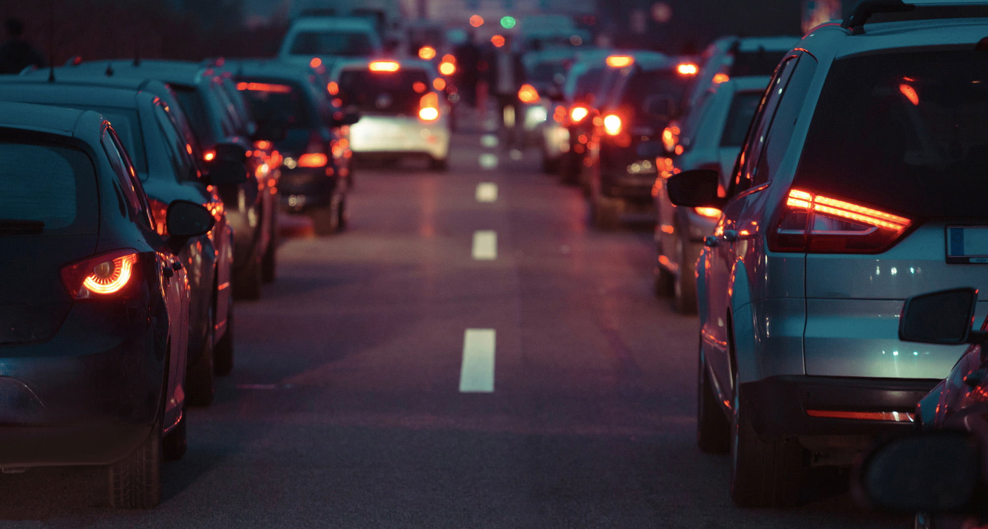 Duidelijk gezichtsveld van achterlichten van auto's die standaard nachtzicht weergeven.