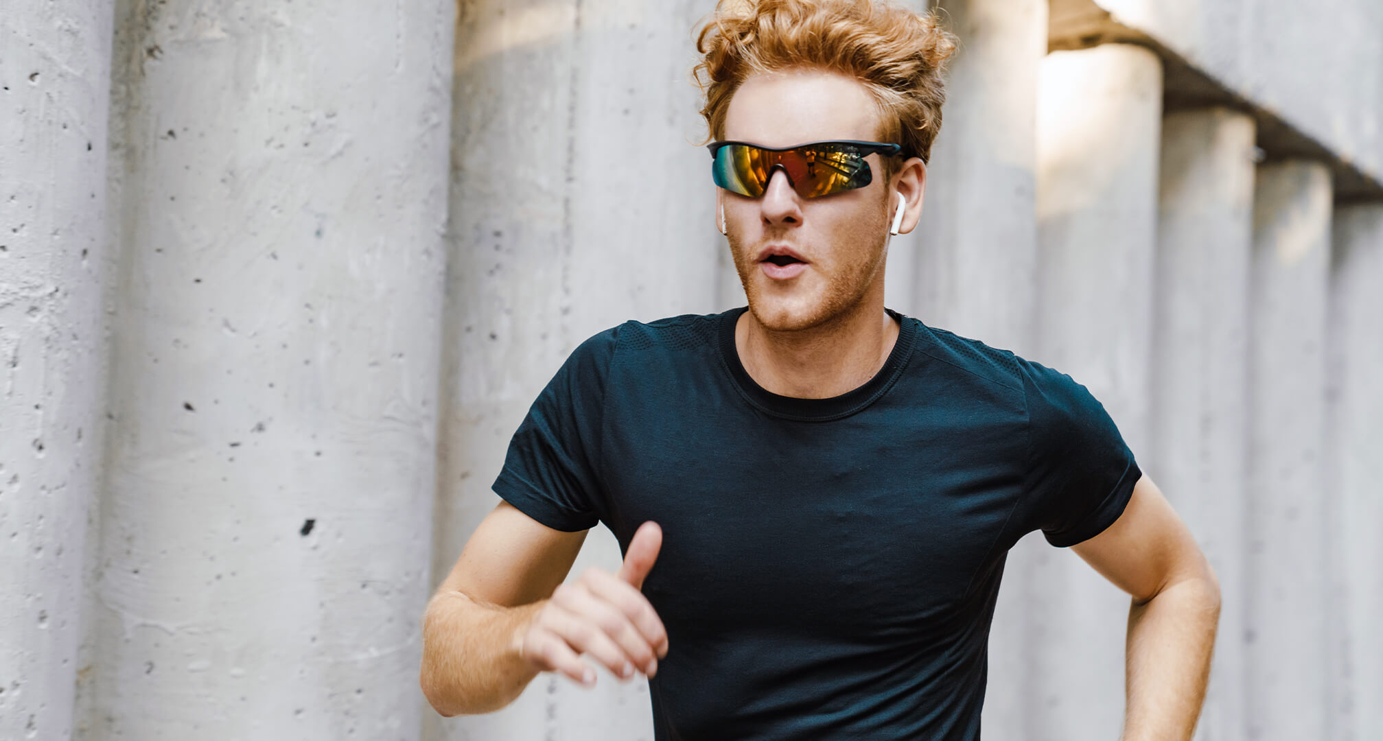 personne courant avec des lunettes de soleil à miroir