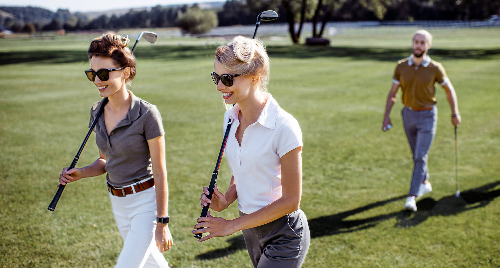 deux personnes jouant au golf avec des lunettes de soleil
