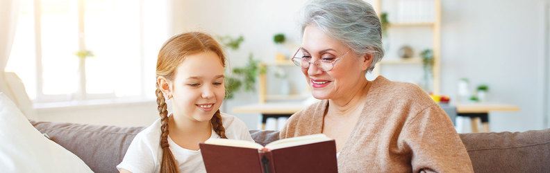 petite fille et vieille femme lisant un livre