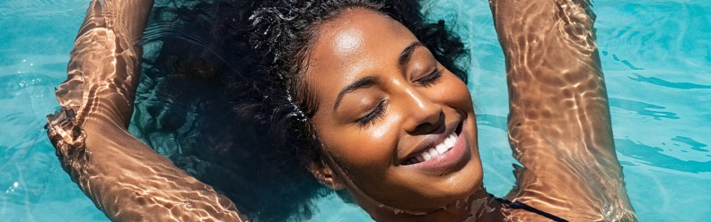 Peut-on se baigner avec des lentilles de contact ?
